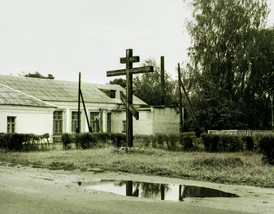 10.Быхов. Крест на месте Преображенского храма. Фото 2000 года
